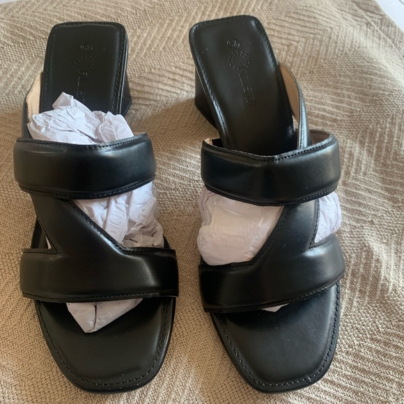 NEW IN BOX: black sandals - Picture 1 of 3
